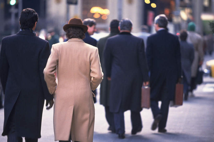 西方人,商务人士,商务男性,商务女性,站,走,横图,室外,白天,电梯,欧洲,欧洲人,阴影,套装,光线,影子,交通,许多人,自动电梯,背面,阳光,站着,一群人,运输,北美,商务装,工薪阶层,男人,男性,女人,女性,中年男性,中年女性,白种人,白领,上班族,步行,站立,走路,半身,彩图