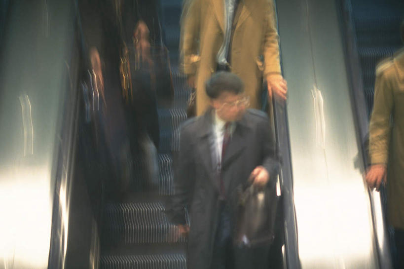 西方人,商务人士,商务男性,商务女性,站,走,横图,室内,白天,正面,电梯,欧洲,欧洲人,阴影,套装,朦胧,模糊,光线,影子,交通,许多人,自动电梯,阳光,站着,一群人,运输,商务装,工薪阶层,男人,男性,年轻男性,年轻女性,女人,女性,白种人,白领,上班族,步行,站立,走路,半身,彩图