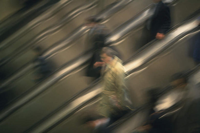 西方人,商务人士,商务男性,商务女性,站,走,横图,俯视,室内,白天,电梯,欧洲,欧洲人,阴影,套装,朦胧,模糊,光线,影子,交通,许多人,自动电梯,阳光,站着,一群人,运输,商务装,工薪阶层,男人,男性,年轻男性,年轻女性,女人,女性,白种人,白领,上班族,步行,站立,走路,半身,彩图,高角度拍摄