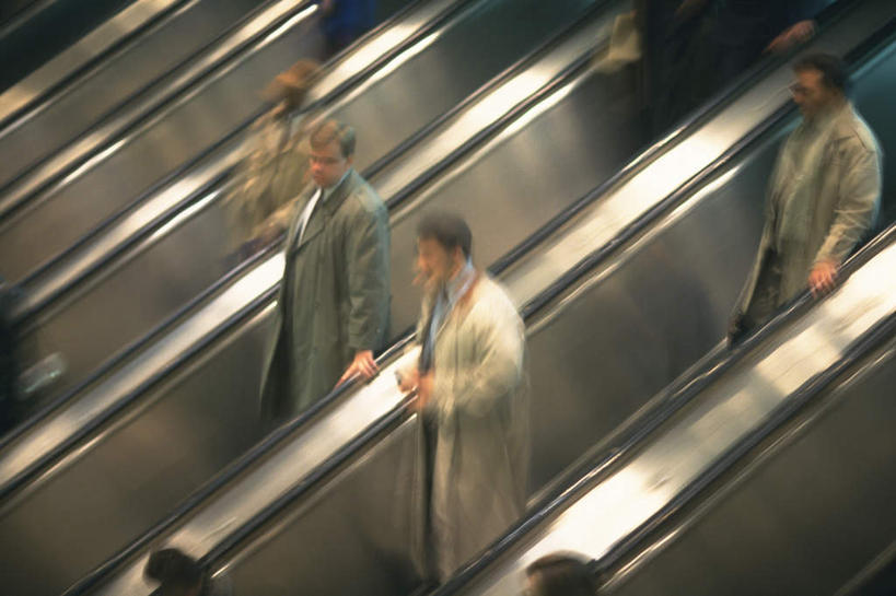 西方人,商务人士,商务男性,商务女性,站,走,横图,俯视,室内,白天,电梯,欧洲,欧洲人,阴影,套装,光线,影子,交通,许多人,自动电梯,阳光,站着,一群人,运输,商务装,工薪阶层,男人,男性,年轻男性,年轻女性,女人,女性,白种人,白领,上班族,步行,站立,走路,半身,彩图,高角度拍摄