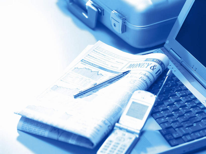 无人,打电话,横图,俯视,室内,特写,白天,安全,电脑,笔记本电脑,桌子,静物,报纸,电话,手机,网络,信息,笔,办公桌,办公用品,钢笔,通讯设备,文具,学习用品,箱子,保险箱,摄影,影棚,保护,新闻,文具用品,无线,保险,通信设备,特效,无线网络,私密,无线上网,便携式电脑,交流,手提电脑,沟通,通话,彩图,高角度拍摄,影棚拍摄,拍摄,报刊