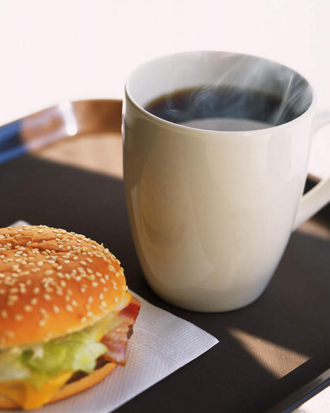 咖啡,无人,竖图,室内,特写,白天,正面,烹饪,西餐,幸福,雾,餐桌,桌子,杯子,阴影,沸腾,反射,蒸汽,影子,汉堡,料理,食品,水蒸气,一杯,娱乐,菜肴,美食,玻璃制品,食物,饮料,水杯,快餐,享受,休闲,温馨,放松,乐趣,西式,摄影,佳肴,影棚,餐台,提神,舒适,醒脑,西式快餐,垃圾食品,蒸发,软饮料,玻璃杯,彩图,影棚拍摄,拍摄