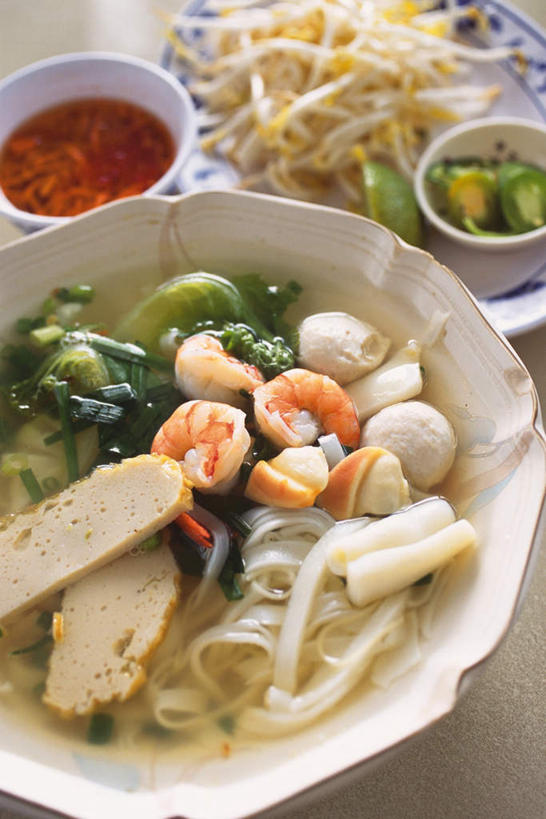 海鲜,面食,面条,无人,竖图,俯视,室内,特写,白天,烹饪,餐桌,桌子,餐具,阴影,反射,碟子,盘,影子,豆芽,面,虾仁,日本料理,料理,食品,水产,菜肴,美食,海洋生物,食物,盘子,碟,碗,日式料理,日式,摄影,佳肴,影棚,餐台,水生动物,海产品,豆芽菜,水生物,海底动物,芽苗菜,彩图,高角度拍摄,影棚拍摄,拍摄