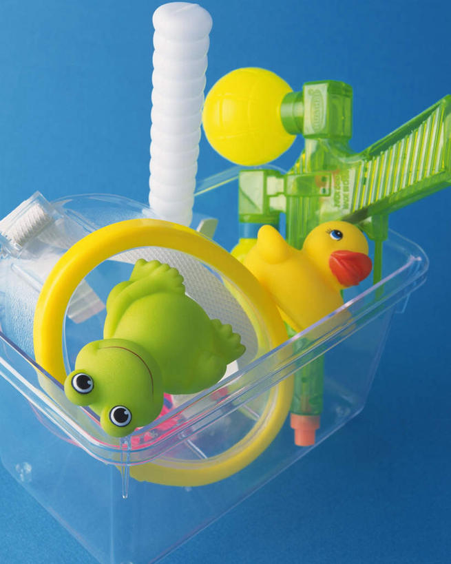 无人,竖图,俯视,室内,特写,白天,游戏,桌面,青蛙,野生动物,静物,玩具,鸭子,玩,娱乐,家禽,三个,动物,模型,休闲,家畜,可爱,益智,摄影,牲畜,活泼,影棚,活动,水枪,发泄,消遣,智力,宣泄,玩耍,嬉戏,彩图,高角度拍摄,影棚拍摄,拍摄