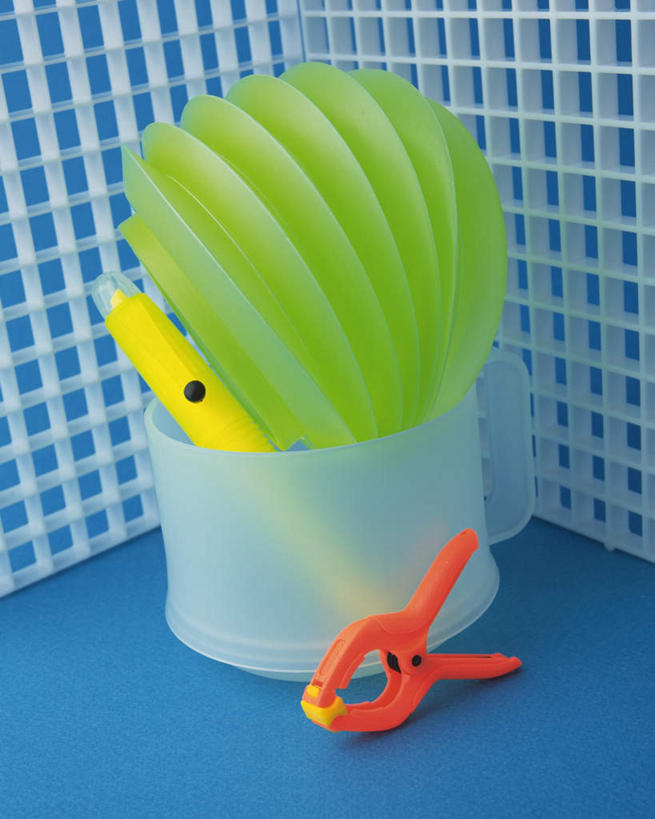 无人,竖图,俯视,室内,特写,白天,桌面,静物,笔,塑料,办公用品,水笔,文具,一个,黄色,红色,绿色,夹子,容器,塑料制品,学习用品,摄影,影棚,单个,储藏,文具用品,收纳箱,储存,衣夹,彩图,高角度拍摄,影棚拍摄,拍摄,贮存