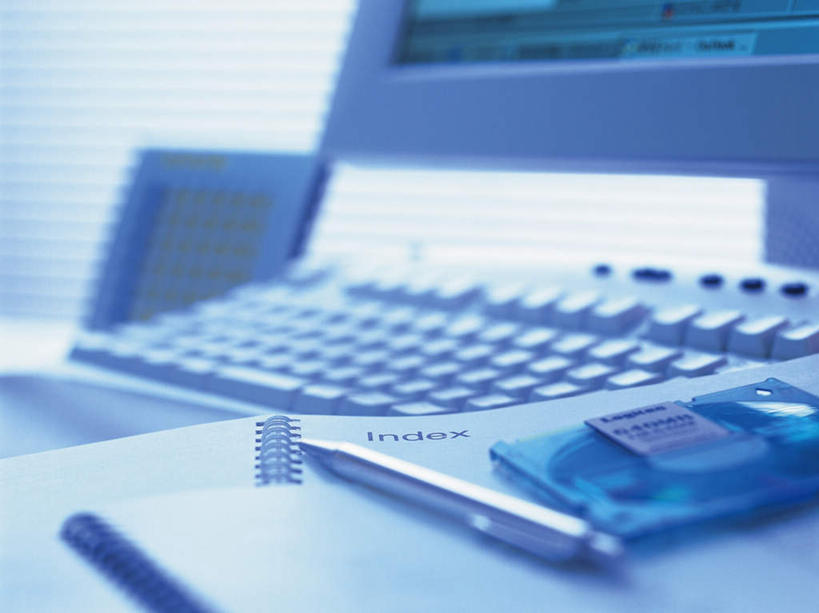 无人,办公室,横图,室内,特写,白天,正面,办公楼,电脑,笔记本电脑,显示器,鼠标,键盘,数据,家具,桌子,写字楼,静物,朦胧,模糊,网络,信息,笔,办公桌,记事本,存储介质,输入设备,通讯设备,本子,笔记本,台式电脑,商务楼,软盘,存储,一支,无线,通信设备,无线网络,无线上网,便携式电脑,输出设备,办公家具,手提电脑,彩图,大楼