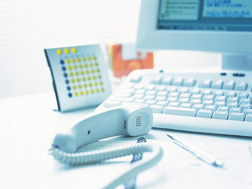 无人,办公室,打电话,横图,室内,特写,白天,正面,办公楼,显示器,键盘,数据,家具,桌子,写字楼,静物,电话,台历,朦胧,模糊,时间,信息,屏幕,办公桌,计时,存储介质,输入设备,通讯设备,显示屏,话筒,电话线,商务楼,软盘,日期,存储,通信设备,输出设备,办公家具,交流,电话机,日历,沟通,通话,彩图,大楼