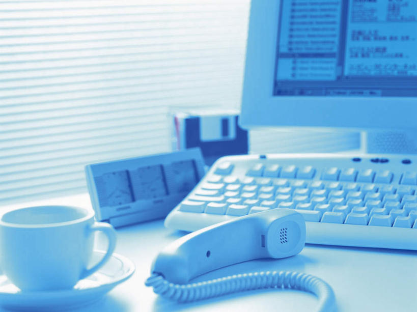 无人,办公室,打电话,横图,室内,特写,白天,正面,办公楼,电脑,显示器,鼠标,键盘,数据,家具,桌子,写字楼,静物,杯子,餐具,电话,朦胧,模糊,网络,信息,瓷器,碟子,盘,办公桌,咖啡杯,陶瓷制品,存储介质,输入设备,通讯设备,盘子,话筒,碟,电话线,台式电脑,商务楼,软盘,存储,瓷杯,通信设备,输出设备,办公家具,交流,电话机,沟通,通话,彩图,大楼