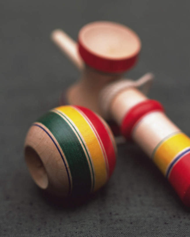 无人,竖图,俯视,室内,特写,白天,游戏,静物,玩具,灰色背景,朦胧,模糊,日本文化,玩,文化,娱乐,一个,休闲,益智,摄影,影棚,单个,活动,发泄,消遣,智力,东亚文化,剑玉,日月球,宣泄,剑球,杯球,玩耍,嬉戏,彩图,高角度拍摄,影棚拍摄,拍摄,传统文化