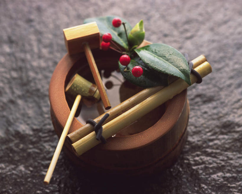 无人,横图,俯视,室内,特写,白天,水,静物,叶子,阴影,朦胧,模糊,装饰,反射,锤子,木盆,液体,影子,勺子,水滴,绿叶,水盆,一个,木制品,嫩叶,冬青,长柄勺,单个,希望,华丽,修饰,点缀,生命,槲寄生,冻青,衬托,美观,雅致,雅观,丰饶,叶,叶片,彩图,高角度拍摄