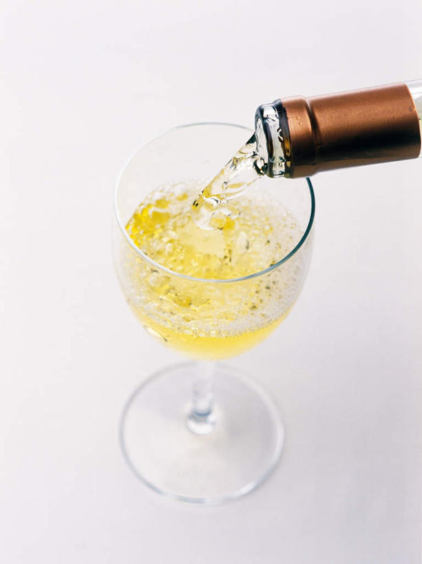 葡萄酒,无人,竖图,俯视,室内,特写,白天,白色背景,餐桌,桌子,杯子,倒,朦胧,模糊,高脚杯,红酒杯,白葡萄酒,一杯,红酒瓶,玻璃制品,酒,酒瓶,饮料,玻璃瓶,酒杯,瓶子,摄影,流动,影棚,餐台,玻璃杯,彩图,高角度拍摄,影棚拍摄,拍摄