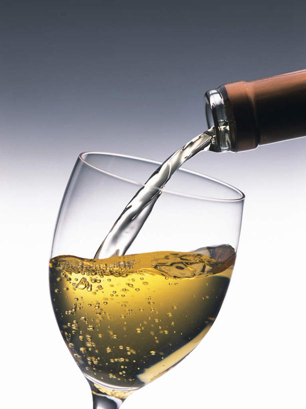 葡萄酒,无人,竖图,室内,特写,白天,白色背景,正面,杯子,倒,朦胧,模糊,高脚杯,气泡,红酒杯,白葡萄酒,一杯,红酒瓶,玻璃制品,酒,酒瓶,饮料,玻璃瓶,酒杯,瓶子,摄影,流动,影棚,玻璃杯,彩图,影棚拍摄,拍摄