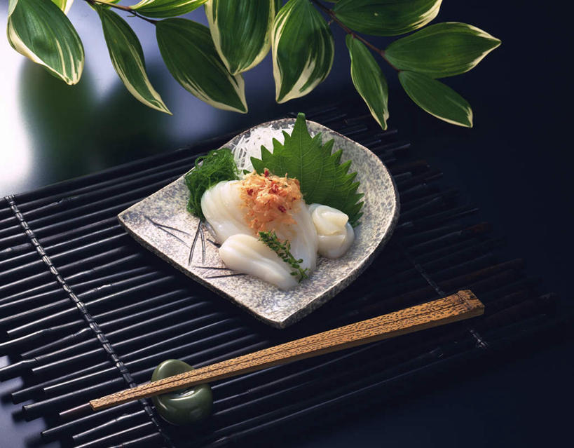 生鱼片,无人,横图,俯视,室内,特写,白天,烹饪,餐桌,筷子,桌子,鱿鱼,餐具,叶子,一副,一双,阴影,黑色背景,反射,碟子,盘,影子,肉,鱼肉,日本料理,鱼片,料理,食品,绿叶,筷架,筷枕,菜肴,美食,肉类,食物,盘子,垫子,碟,日式料理,日式,嫩叶,摄影,佳肴,影棚,餐台,筷子架,餐垫,肉食,一碟,叶,叶片,柔鱼,枪乌贼,彩图,高角度拍摄,影棚拍摄,拍摄,刺身