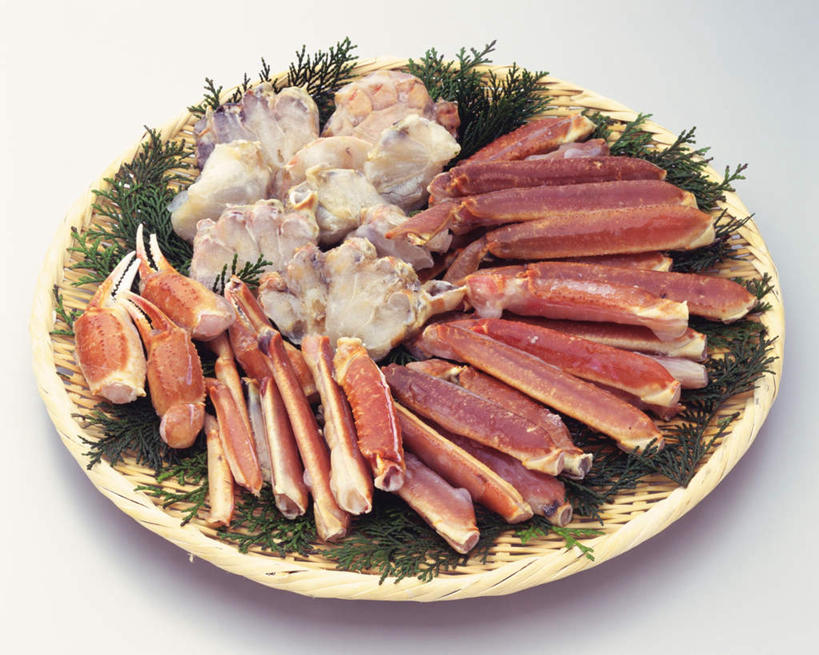 蟹,腿部,腿,无人,横图,俯视,室内,特写,白天,白色背景,桌面,餐具,一堆,一排,许多,堆叠,堆积,整齐,螃蟹,碟子,盘,肉,食品,蟹肉,肉类,食物,排列,一个,黄色,绿色,盘子,碟,摄影,影棚,单个,堆,海草,队列,肉食,彩图,高角度拍摄,影棚拍摄,拍摄