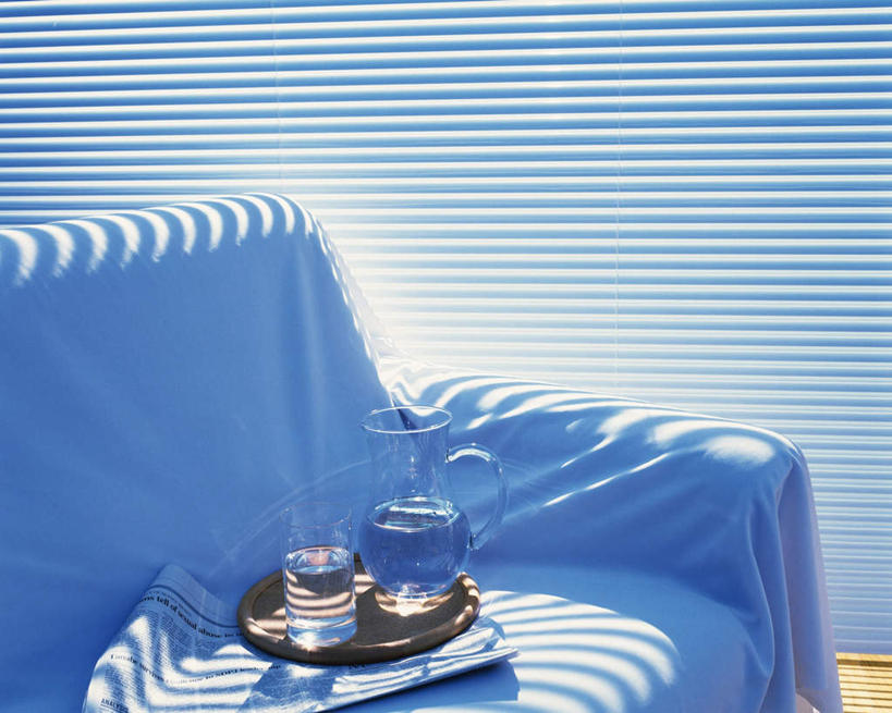 无人,横图,俯视,室内,白天,阅读,窗帘,沙发,报纸,杯子,托盘,学习,阴影,光线,影子,百叶窗,玻璃制品,水杯,看,浏览,布艺沙发,玻璃杯,彩图,高角度拍摄