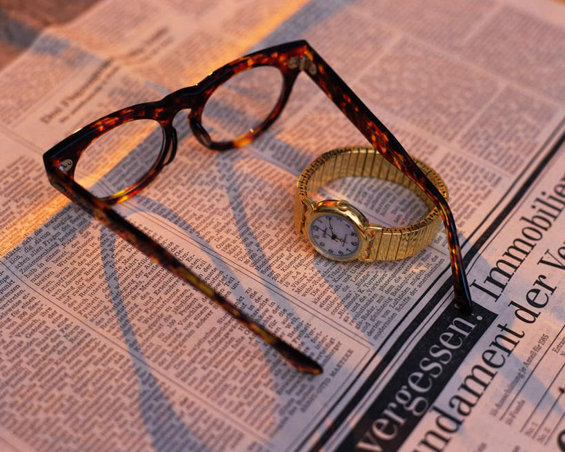 无人,横图,俯视,室外,特写,白天,阅读,桌面,桌子,静物,报纸,一副,一块,学习,阴影,时间,光线,英文,时钟,手表,眼镜,影子,计时,文化,阳光,钟表,看,表,浏览,英文字母,一份,腕表,近视眼镜,钟,彩图,高角度拍摄