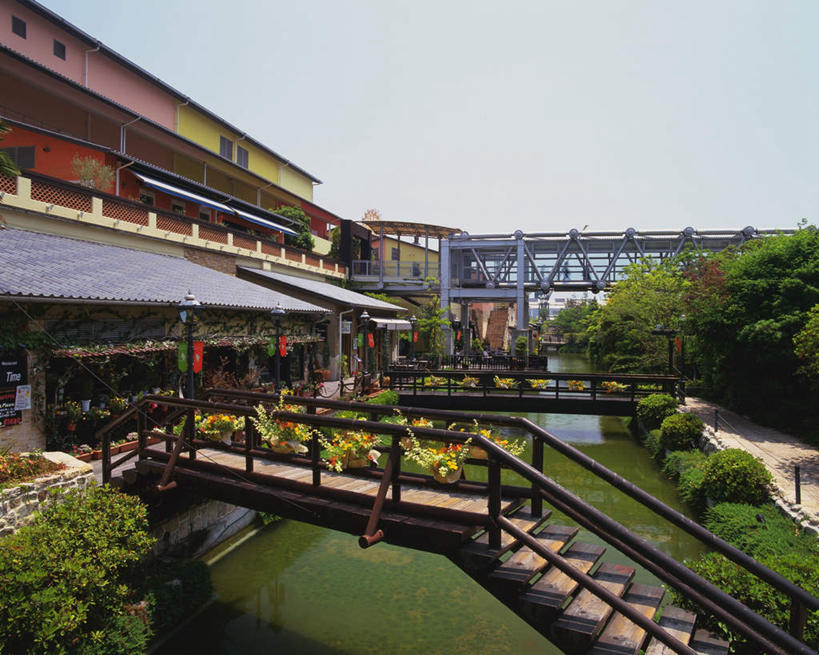 无人,家,横图,室外,白天,正面,旅游,度假,草地,草坪,河流,水,植物,别墅,标志建筑,地标,建筑,日本,亚洲,木板,房屋,屋子,河水,水流,公寓,桥,木桥,娱乐,建设,洋房,楼房,住宅,栈桥,草,蓝色,绿色,蓝天,天空,天,享受,休闲,旅游胜地,放松,晴朗,人行桥,木板桥,东亚,本州,万里无云,本州岛,日本国,近畿地方,近畿,兵库,兵库县,马赛克广场,神户,神户市,神戸,县厅,神戸市,晴空,晴空万里,彩图,房子