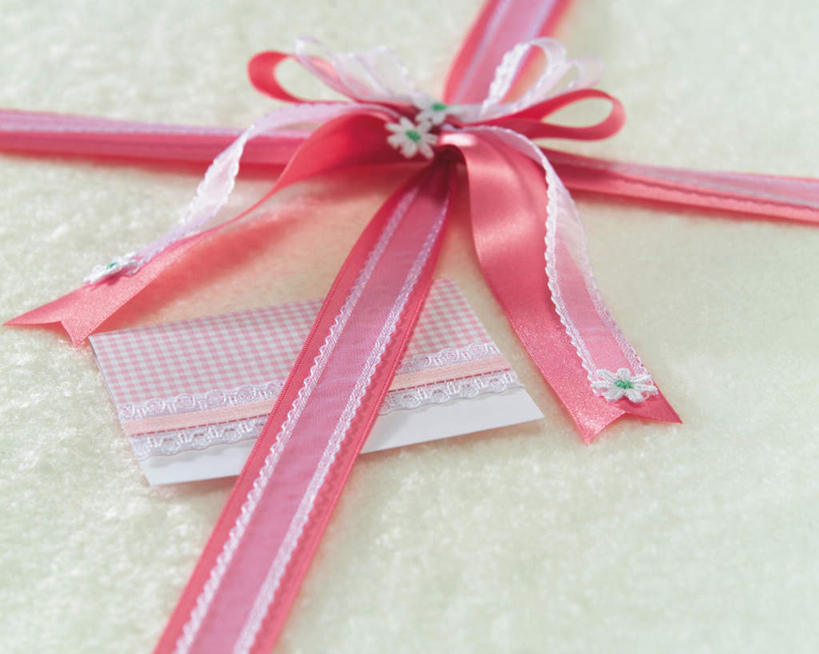 无人,横图,俯视,室内,特写,白天,静物,礼盒,礼物,花纹,装饰,丝绸,丝带,纸盒,缎带,绸带,盒子,装饰品,红色,包装盒,蝴蝶结,装饰物,礼品盒,一盒,摄影,礼品,影棚,华丽,修饰,点缀,饰物,衬托,美观,雅致,雅观,彩图,高角度拍摄,影棚拍摄,拍摄