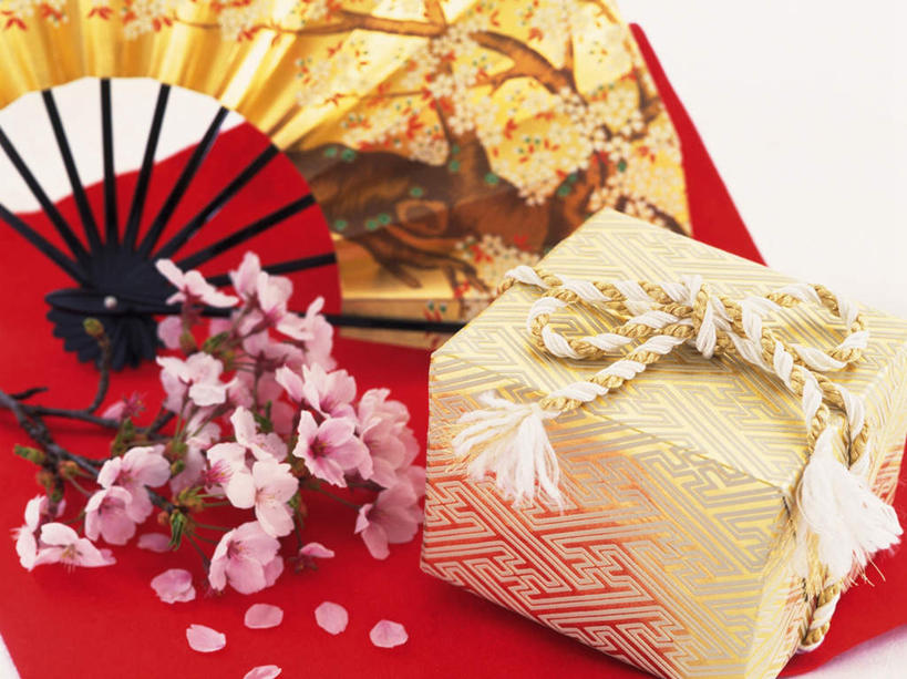 无人,横图,俯视,室内,特写,白天,白色背景,樱花,礼盒,礼物,一把,一块,一排,整齐,盛开,纹路,布,方块,扇子,折扇,纸盒,纸扇,清凉,花蕾,凉爽,文化,盒子,花,花瓣,花朵,鲜花,排列,一个,红色,包装盒,礼品盒,花苞,花蕊,礼品,单个,队列,仙樱花,福岛樱,青肤樱,撒扇,荆桃,彩图,高角度拍摄,传统文化