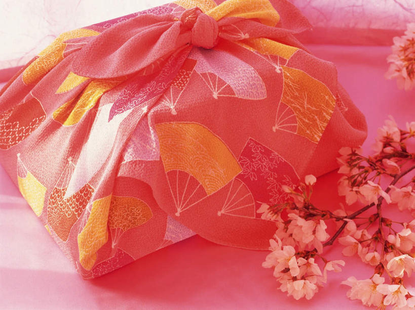 无人,横图,俯视,室内,特写,白天,桌面,樱花,礼盒,礼物,阴影,粉色背景,花纹,朦胧,模糊,日本文化,盛开,反射,布,方格,图案,影子,纸盒,花蕾,布纹,文化,盒子,花,花瓣,花朵,鲜花,一个,白色,包装盒,礼品盒,花苞,花蕊,礼品,单个,布匹,仙樱花,福岛樱,青肤樱,风吕敷,包袱布,荆桃,彩图,高角度拍摄