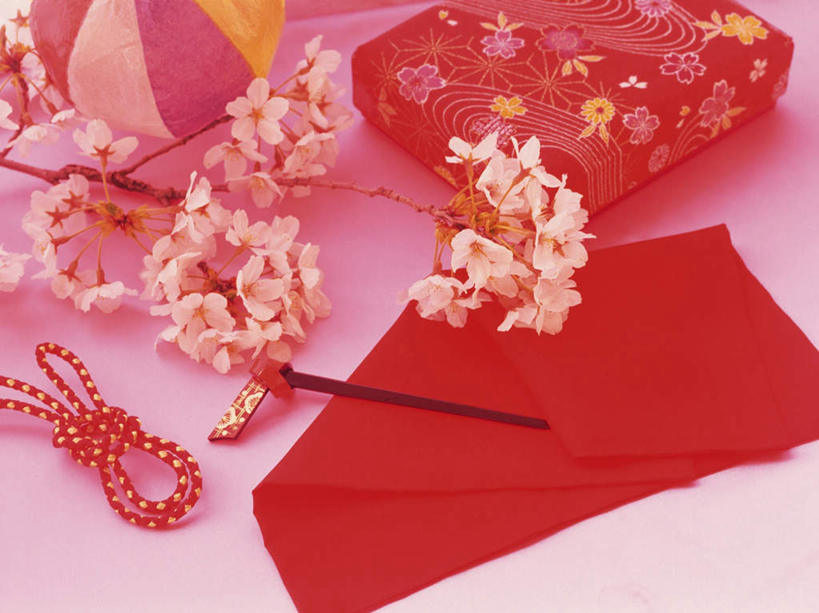 无人,横图,俯视,室内,特写,白天,白色背景,桌面,樱花,礼盒,礼物,一根,阴影,盛开,反射,布,影子,纸盒,花蕾,文化,传统,盒子,花,花瓣,花朵,鲜花,一个,红色,白色,包装盒,发饰,礼品盒,花苞,花蕊,线绳,礼品,单个,方盒,仙樱花,福岛樱,青肤樱,荆桃,彩图,高角度拍摄