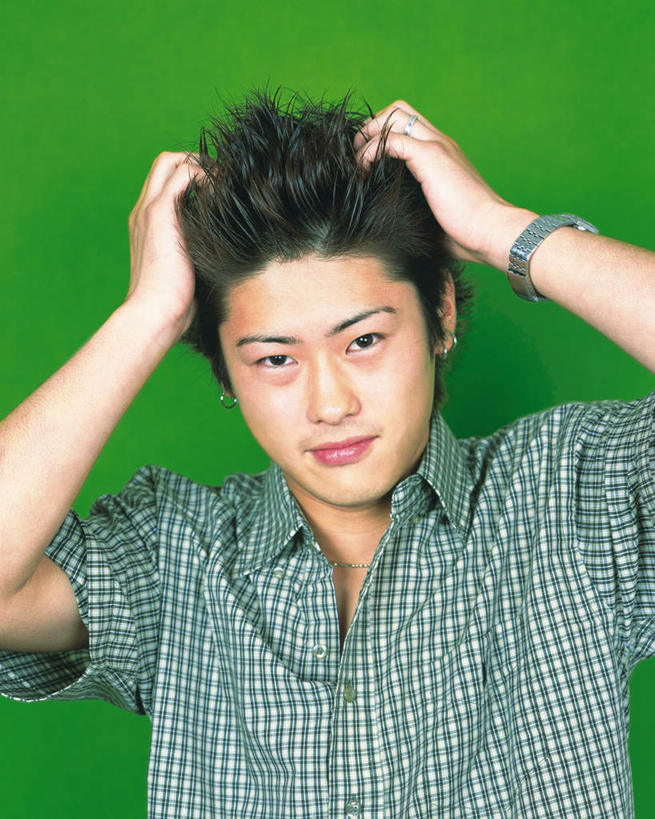 东方人,脸,头,脸颊,一个人,站,举,竖图,室内,特写,白天,正面,亚洲,仅一个男性,仅一个人,抓头,绿色背景,服装,时间,时钟,手表,计时,注视,休闲装,黄种人,肩膀,仅一个年轻男性,衣服,钟表,观察,看,托,站着,休闲,休闲服,表,摄影,服饰,影棚,观看,腕表,察看,关注,男人,男性,年轻男性,亚洲人,头部,脸部,脸蛋,面部,钟,举着,向上举,向上伸,向上托,站立,半身,彩图,影棚拍摄,拍摄