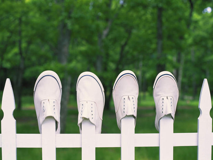 无人,栏杆,横图,室外,白天,正面,草地,草坪,植物,鞋子,四只,晾晒,朦胧,模糊,栅栏,篱笆,围栏,两双,护栏,草,树,树木,绿色,自然,生长,成长,彩图