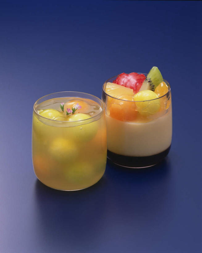 点心,无人,竖图,俯视,室内,特写,白天,餐桌,桌子,菠萝,草莓,猕猴桃,葡萄,杯子,水果,阴影,蓝色背景,新鲜,反射,影子,生食,食品,甜点,甜品,果实,玻璃制品,食物,两个,水杯,果冻,甜食,零食,摄影,有机食品,绿色食品,影棚,餐台,啫喱,玻璃杯,洋莓,水果皇后,山葫芦,奇异果,蒲桃,猕猴梨,红莓,凤梨,地莓,草龙珠,彩图,高角度拍摄,影棚拍摄,拍摄