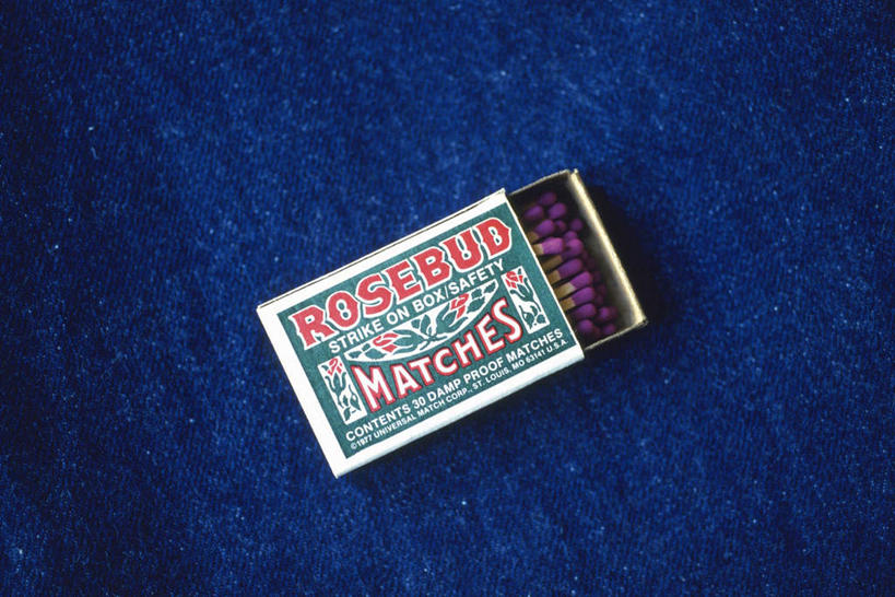 无人,横图,俯视,室内,特写,白天,热情,桌面,桌子,静物,火,阴影,朦胧,模糊,反射,英文,标志,布料,火柴,文字,影子,字符,字母,布纹,标识,桌布,红色,餐巾,台布,温暖,一盒,英文字母,彩图,高角度拍摄