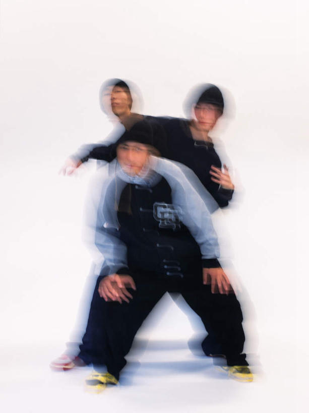 东方人,三个人,伙伴,朋友,站,举,竖图,室内,白天,白色背景,正面,跳舞,友谊,帽子,亚洲,两顶,朦胧,模糊,注视,黄种人,黑色,观察,看,托,站着,摄影,影棚,观看,街舞,察看,关注,舞姿,棉帽,友情,男人,男性,年轻男性,亚洲人,举起,举手,举着,向上举,向上伸,向上托,站立,彩图,全身,影棚拍摄,拍摄,舞蹈