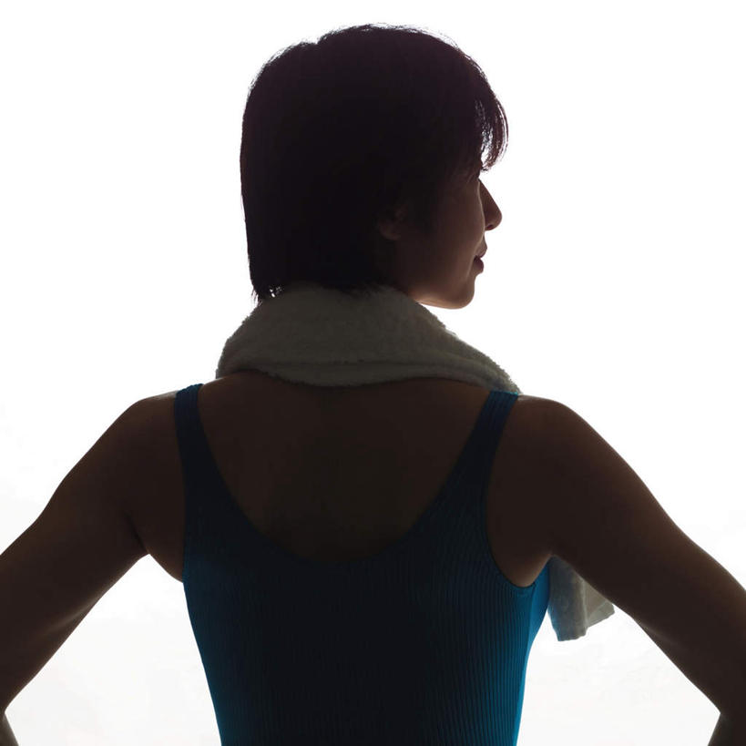 东方人,头发,一个人,站,方图,室内,白天,白色背景,运动服,锻炼,运动,哑铃,亚洲,仅一个年轻女性,仅一个女性,仅一个人,一条,服装,纺织物,背光,注视,黄种人,运动器械,手叉腰,一个,背面,衣服,蓝色,白色,黑色,毛巾,叉腰,观察,看,清洁,站着,转头,一件,健身器械,养生,摄影,服饰,影棚,单个,观看,保暖,察看,双手叉腰,衣着,穿着,关注,健身器材,逆光,透气,防水,衣饰,储水,耐磨,吸水,体育,年轻女性,女人,女性,亚洲人,站立,半身,彩图,影棚拍摄,健身,拍摄,运动器材,运动装