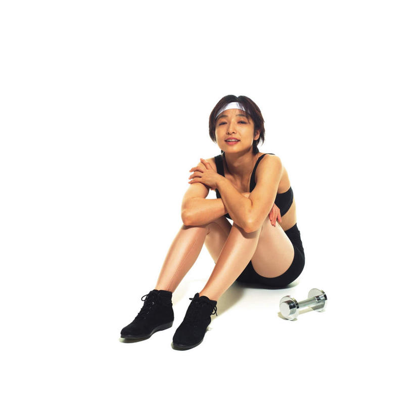 东方人,头发,一个人,坐,摸,双手交叉,方图,室内,白天,白色背景,正面,运动服,锻炼,运动,哑铃,亚洲,仅一个年轻女性,仅一个女性,仅一个人,一条,服装,束发带,头巾,注视,黄种人,发带,运动器械,一个,衣服,白色,黑色,观察,看,一件,健身器械,养生,摄影,服饰,影棚,单个,观看,察看,双手抱胸,衣着,穿着,关注,健身器材,衣饰,体育,年轻女性,女人,女性,亚洲人,触摸,接触,坐着,彩图,全身,影棚拍摄,健身,拍摄,运动器材,运动装