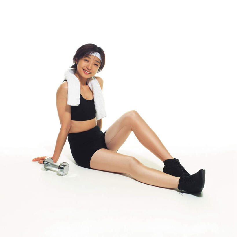 东方人,头发,一个人,笑,摸,微笑,露齿笑,方图,室内,白天,白色背景,侧面,运动服,锻炼,运动,靠垫,哑铃,亚洲,仅一个年轻女性,仅一个女性,仅一个人,一条,撑,服装,纺织物,束发带,头巾,靠枕,注视,黄种人,发带,运动器械,一个,衣服,白色,黑色,垫子,毛巾,枕头,观察,看,清洁,一件,健身器械,养生,摄影,服饰,影棚,单个,观看,保暖,察看,撑着,衣着,穿着,关注,健身器材,透气,防水,衣饰,储水,耐磨,吸水,体育,年轻女性,女人,女性,亚洲人,触摸,接触,彩图,全身,影棚拍摄,健身,拍摄,运动器材,运动装