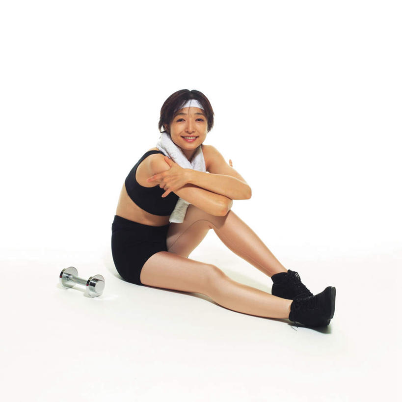东方人,头发,一个人,坐,笑,摸,双手交叉,微笑,露齿笑,方图,室内,白天,白色背景,侧面,运动服,锻炼,运动,哑铃,亚洲,仅一个年轻女性,仅一个女性,仅一个人,一条,服装,束发带,头巾,注视,黄种人,发带,运动器械,一个,衣服,白色,黑色,观察,看,转头,一件,健身器械,养生,摄影,服饰,影棚,单个,观看,察看,双手抱胸,衣着,穿着,关注,健身器材,衣饰,体育,年轻女性,女人,女性,亚洲人,触摸,接触,坐着,彩图,全身,影棚拍摄,健身,拍摄,运动器材,运动装