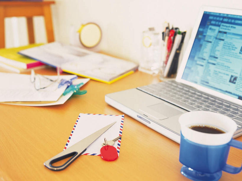 无人,横图,俯视,室内,特写,白天,安全,电脑,笔记本电脑,桌子,静物,杯子,笔筒,朦胧,模糊,网络,笔,瓷器,墙,办公用品,防护,咖啡杯,陶瓷制品,钥匙,通讯设备,墙壁,墙面,文具,学习用品,保护,文具用品,无线,开启,封闭,瓷杯,保险,通信设备,无线网络,私密,无线上网,便携式电脑,保全,周全,安稳,安定,防盗,平安,手提电脑,彩图,高角度拍摄