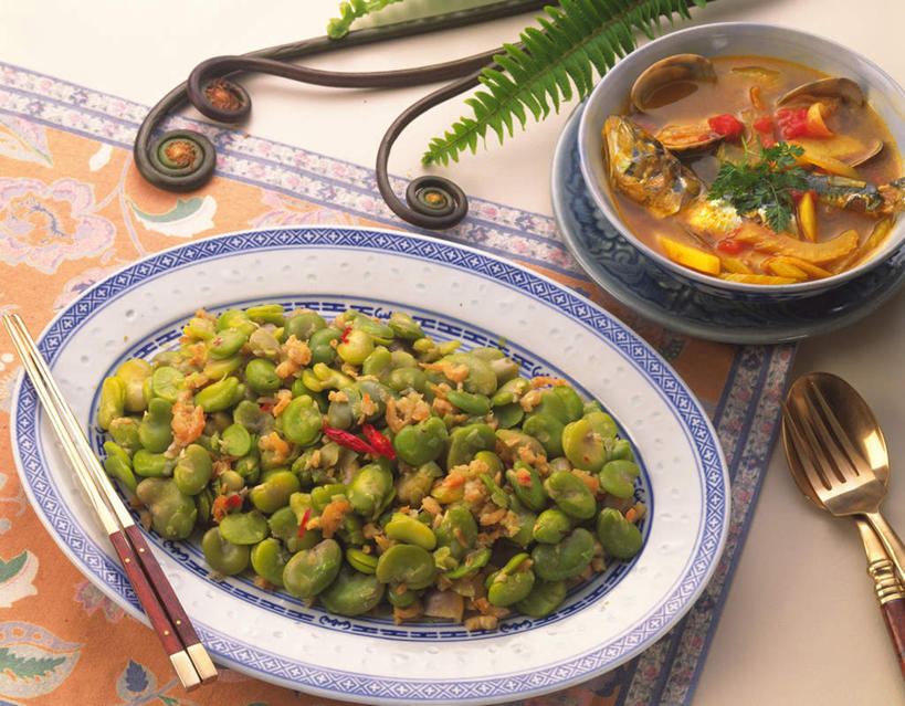 海鲜,无人,横图,俯视,室内,特写,白天,烹饪,中餐,植物,餐桌,筷子,桌子,辣椒,餐具,一把,一双,阴影,光线,布料,叉子,影子,勺子,豆类,豆子,料理,食品,蚕豆,胡豆,佛豆,川豆,倭豆,罗汉豆,布纹,文化,传统,蛤蜊,水产,菜肴,美食,海洋生物,桌布,餐巾,调羹,台布,汤匙,中式,蛤,佳肴,餐台,礼节,水生动物,黄鱼,海产品,海鲜汤,礼仪,水生物,萝卜干,海底动物,豆科,辣角,红海椒,大椒,辣虎,广椒,蛤仔,进餐用具,烹调用具,辣子,红辣椒,海椒,番椒,彩图,高角度拍摄