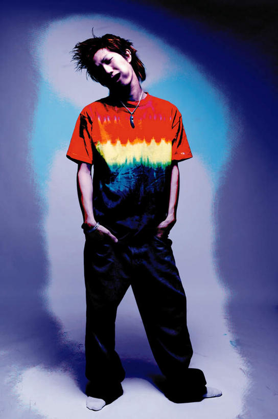 东方人,一个人,无人,站,竖图,室内,白天,正面,数码,科技,项链,亚洲,仅一个男性,仅一个人,一根,阴影,蓝色背景,服装,网络,高光,几何,计算机图形,合成,扭头,休闲装,黄种人,仅一个年轻男性,衣服,站着,休闲,休闲服,服饰,电脑合成图,数码合成图,特效,写实,具体,具象,双手抄兜,双手放兜,男人,男性,年轻男性,亚洲人,插兜,两手抄兜,两手放兜,手插兜,手放口袋,站立,彩图,全身,手抄兜