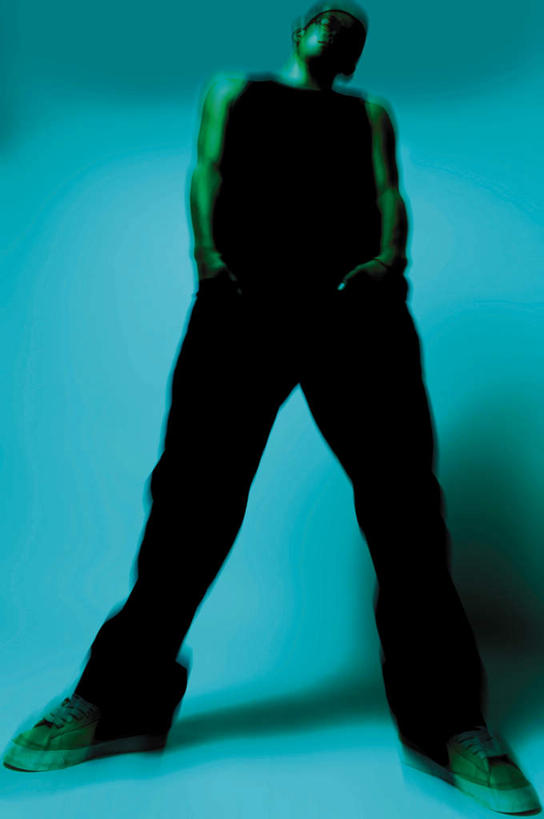 东方人,一个人,无人,站,竖图,室内,白天,仰视,数码,科技,亚洲,仅一个男性,仅一个人,阴影,蓝色背景,服装,网络,高光,几何,计算机图形,合成,休闲装,黄种人,仅一个年轻男性,衣服,黑色,站着,休闲,休闲服,服饰,电脑合成图,数码合成图,特效,写实,具体,具象,双手抄兜,双手放兜,男人,男性,年轻男性,亚洲人,插兜,两手抄兜,两手放兜,手插兜,手放口袋,站立,彩图,低角度拍摄,全身,手抄兜