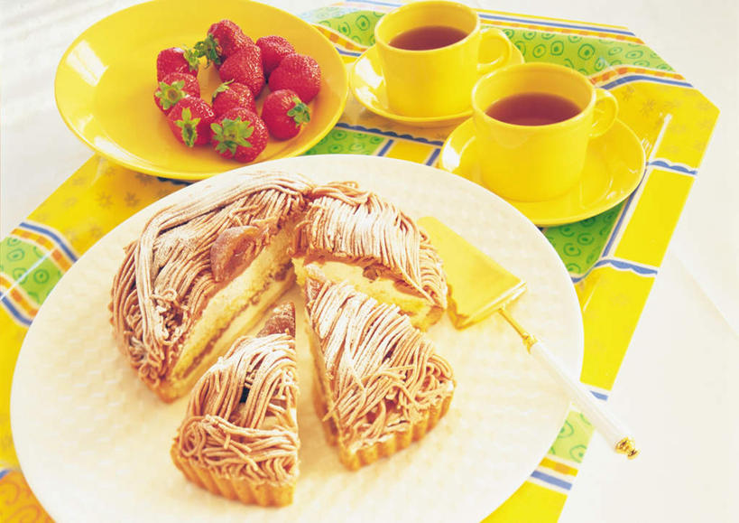 点心,咖啡,无人,横图,俯视,室内,特写,白天,下午茶,幸福,餐桌,桌子,草莓,浆果,杯子,餐具,水果,一堆,一排,许多,堆叠,堆积,朦胧,模糊,新鲜,整齐,瓷器,碟子,盘,生食,食品,甜点,甜品,果实,咖啡杯,陶瓷制品,娱乐,食物,糕点,饮料,排列,红色,盘子,碟,甜食,奶油,享受,休闲,温馨,放松,乐趣,有机食品,绿色食品,餐台,堆,提神,乳制品,舒适,队列,瓷杯,醒脑,蛋糕铲,软饮料,激凌,克林姆,淇淋,进餐用具,烹调用具,洋莓,水果皇后,红莓,地莓,彩图,高角度拍摄,蛋糕