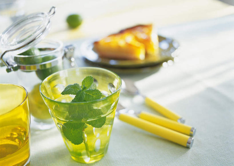 点心,无人,横图,俯视,室内,特写,白天,下午茶,植物,餐桌,桌子,餐具,朦胧,模糊,叉子,刀叉,刀子,食品,薄荷叶,草药,药草,中药,食物,糕点,餐台,药材,中草药,中药材,本草,进餐用具,烹调用具,彩图,高角度拍摄,蛋糕