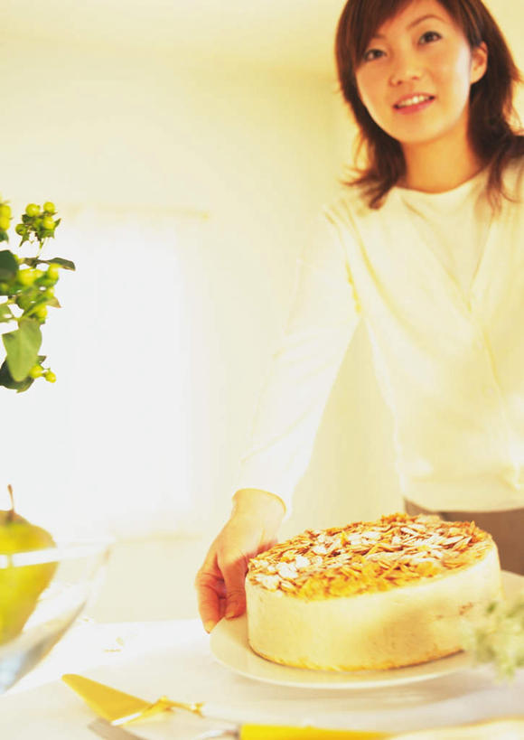 点心,东方人,一个人,站,捧,笑,微笑,露齿笑,竖图,室内,白天,仰视,下午茶,餐桌,桌子,苹果,餐具,水果,叶子,亚洲,仅一个年轻女性,仅一个女性,仅一个人,一把,握,朦胧,模糊,新鲜,生食,食品,果实,绿叶,拿,拿着,注视,黄种人,食物,糕点,一个,观察,看,站着,嫩叶,握着,有机食品,绿色食品,单个,餐台,观看,察看,关注,蛋糕铲,年轻女性,女人,女性,亚洲人,叶,叶片,进餐用具,烹调用具,端,端着,捧着,手捧,站立,半身,彩图,低角度拍摄,蛋糕