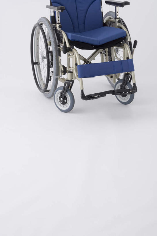 无人,竖图,俯视,室内,特写,白天,白色背景,静物,一辆,工具,坐垫,蓝色,轮椅,垫子,复健,康复,器械,摄影,影棚,医疗设备,医疗器械,医疗工具,辅助设备,软垫,彩图,高角度拍摄,影棚拍摄,拍摄