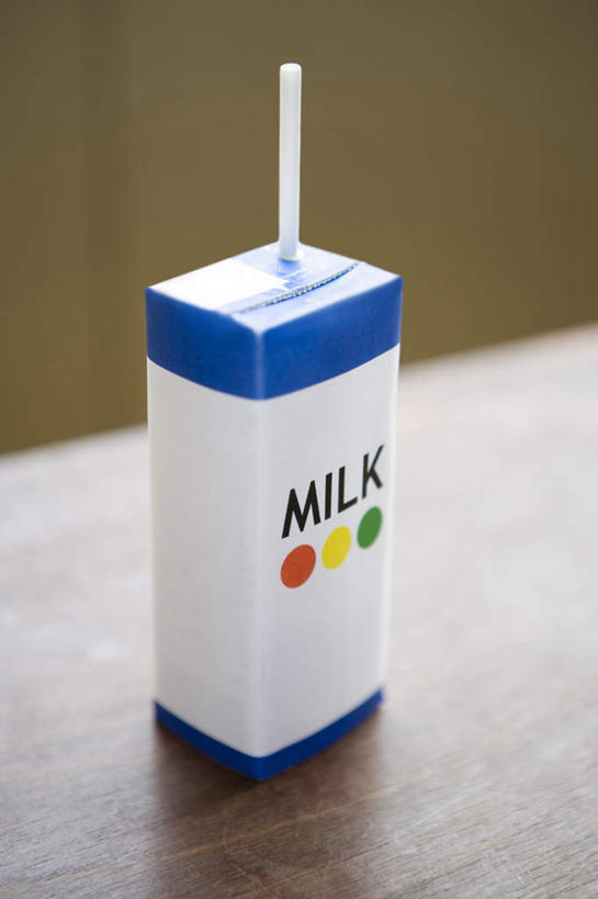 牛奶,无人,学校,竖图,俯视,室内,特写,白天,餐桌,桌子,阴影,朦胧,模糊,光线,英文,标志,文字,影子,字符,塑料,字母,饮品,营养,标识,校园,饮料,塑料制品,吸管,一盒,餐台,英文字母,空心,乳制品,奶,饮管,安神,彩图,高角度拍摄,圆柱状