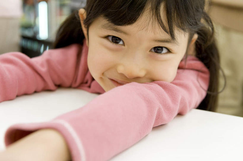 东方人,儿童,脸,头,脸颊,一个人,商店,笑,微笑,横图,俯视,室内,特写,白天,购物,纯洁,消费,超市,亚洲,仅一个女性,仅一个人,服装,朦胧,模糊,休闲装,黄种人,小孩,衣服,趴着,仅一个小孩,休闲,休闲服,可爱,童年,童趣,金融,百货,服饰,便利店,选购,贸易,童真,烂漫,无邪,血拼,零售店,天真,女孩,女人,女性,亚洲人,孩子,头部,脸部,脸蛋,面部,趴,半身,彩图,高角度拍摄,店铺,杂货店,杂货铺,女生