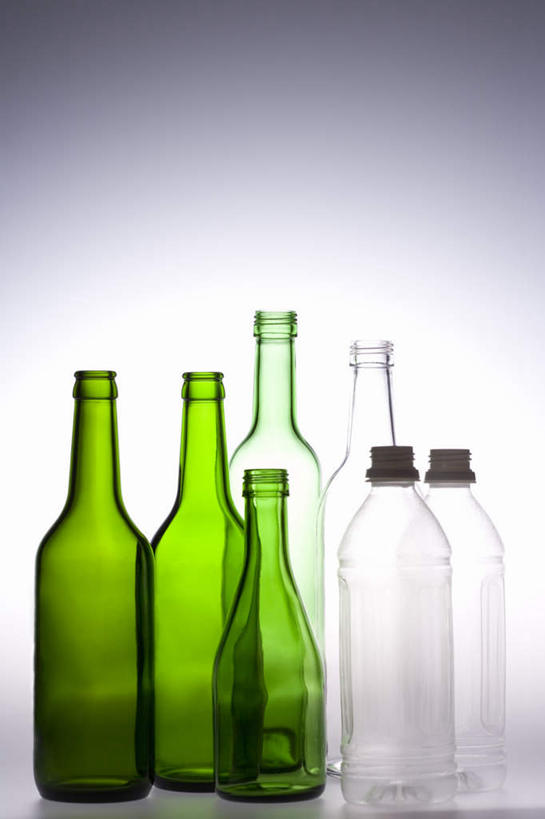 无人,竖图,俯视,室内,特写,白天,白色背景,一排,整齐,玻璃制品,酒瓶,排列,玻璃瓶,瓶子,塑料制品,塑料瓶,摄影,影棚,队列,彩图,高角度拍摄,影棚拍摄,拍摄