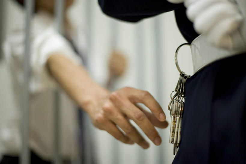 东方人,两个人,警察,警卫,站,摸,横图,室内,特写,白天,正面,安全,金属制品,亚洲,一排,撑,抚摸,悬挂,朦胧,模糊,整齐,金属,柱子,墙,防护,钥匙,黄种人,墙壁,墙面,排列,靠,靠着,倚靠,站着,伸手,监狱,保护,犯罪,撑着,倚着,开启,队列,封闭,保险,私密,监牢,盗窃,偷窃,保全,周全,安稳,安定,防盗,小偷,窃贼,盗贼,贼,偷盗,平安,男人,男性,年轻男性,亚洲人,保安,警卫员,看守,卫兵,触摸,接触,站立,半身,彩图