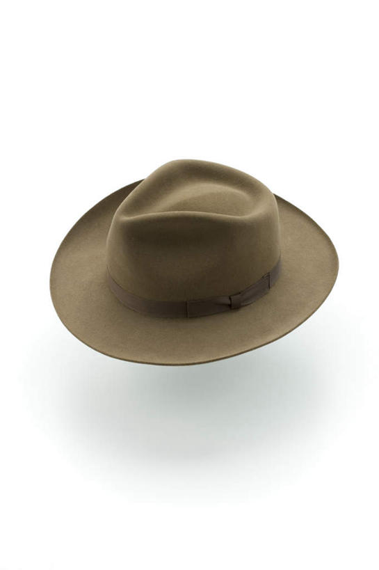 无人,竖图,俯视,室内,特写,白天,白色背景,桌面,静物,帽子,悬挂,阴影,漂浮,反射,影子,黄色,牛仔帽,摄影,影棚,一顶,彩图,高角度拍摄,影棚拍摄,拍摄