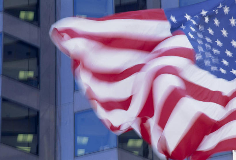 无人,高楼大厦,横图,室外,夜晚,仰视,度假,办公楼,美景,窗户,城市风光,城市,大厦,建筑,摩天大楼,写字楼,旗帜,国旗,一排,许多,阴影,朦胧,模糊,整齐,并列,并排,飘扬,光线,影子,墙,景观,灯光,很多,娱乐,星条旗,玻璃窗,墙壁,墙面,排列,楼宇,享受,休闲,商务楼,景色,放松,美国国旗,飘逸,队列,飞扬,平行,旗,彩图,低角度拍摄,大楼,高层建筑,高楼,摩天楼,美利坚合众国国旗