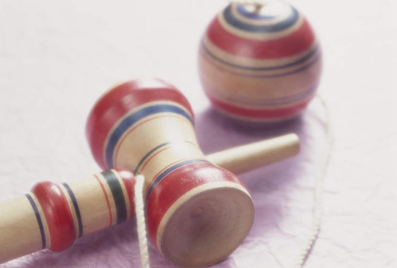 无人,横图,俯视,室内,特写,白天,游戏,桌子,静物,玩具,布料,玩,布纹,娱乐,桌布,两个,餐巾,台布,休闲,益智,摄影,影棚,活动,发泄,消遣,智力,剑玉,日月球,宣泄,剑球,杯球,玩耍,嬉戏,彩图,高角度拍摄,影棚拍摄,拍摄