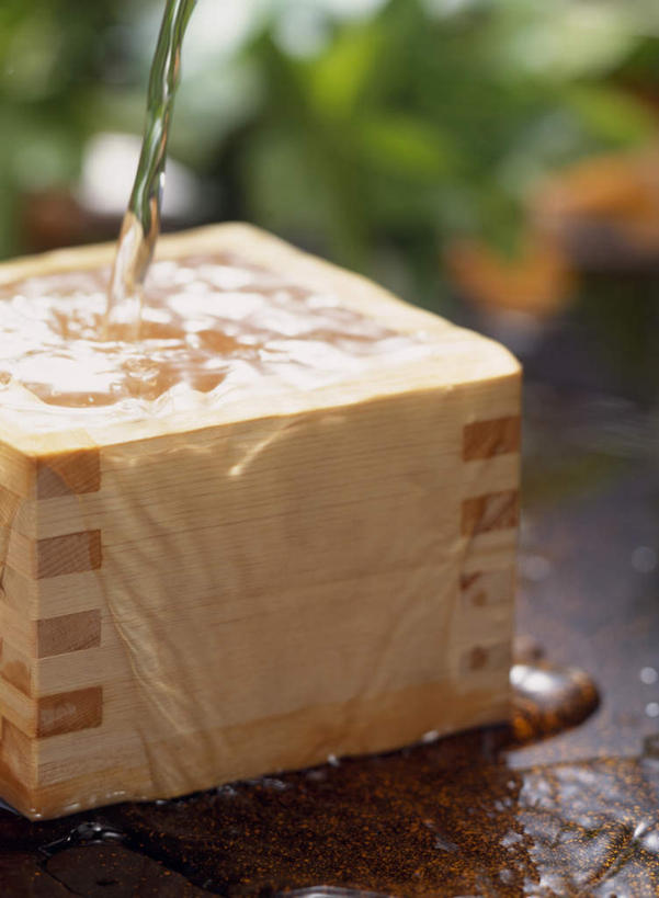 清酒,无人,竖图,俯视,室外,特写,白天,桌子,叶子,朦胧,模糊,木制,木盒,绿叶,酒类,酒,饮料,绿色,木制品,容器,嫩叶,储藏,储存,叶,叶片,彩图,高角度拍摄,贮存